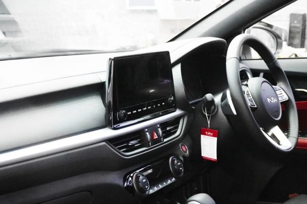 Dán phim cách nhiệt bảo vệ nội thất ô tô